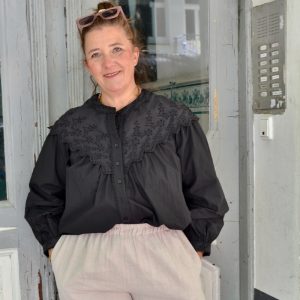 ALBERTINE schwarze Bluse mit Stickerei